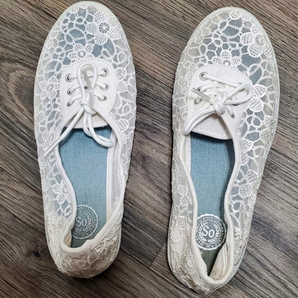 SO Sogodola White Women's Laced Ballet Flat Shoe. Size 7½ 🌴